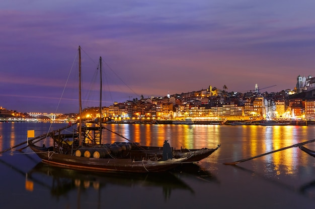 Tradycyjne łodzie Rabelo Z Beczkami Wina Porto Na Rzece Douro I Na Starym Mieście, Porto, Portugalia.