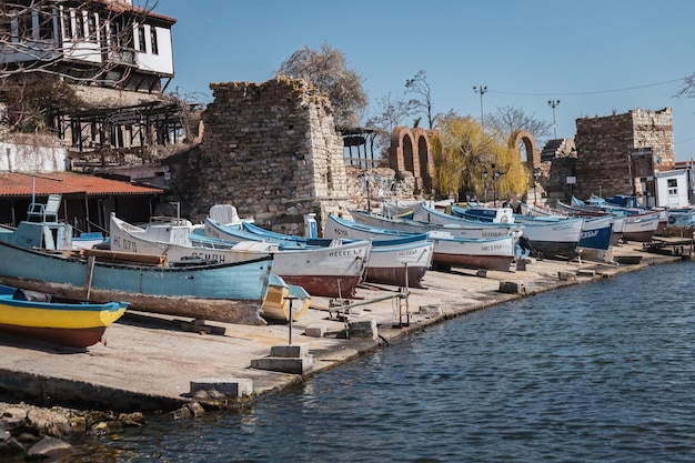 Tradycyjne łodzie rybackie wzdłuż wybrzeża w starym mieście Nessebar Bułgaria