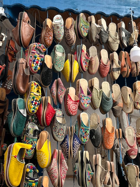Tradycyjne marokańskie buty skórzane na targu w mieście
