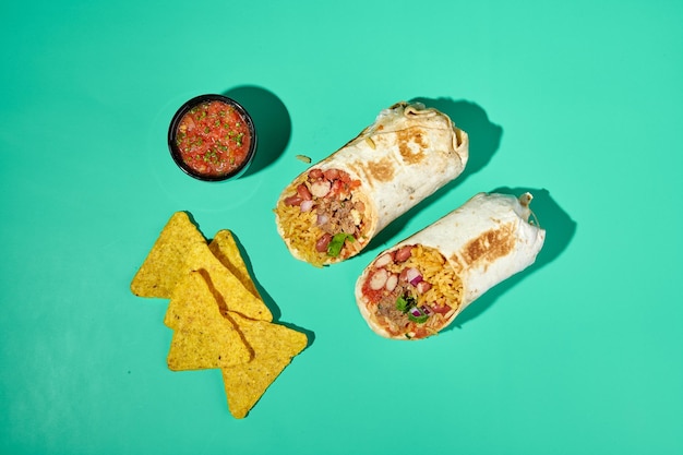 Tradycyjne meksykańskie burrito wołowe z chipsami nachos i sosem salsa