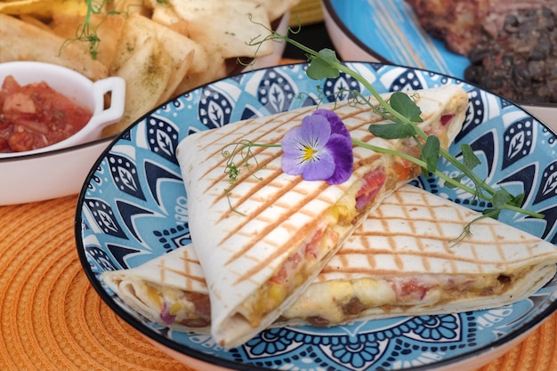 Tradycyjne meksykańskie jedzenie zbliżenie microgreens pieprz i limonka na stole wysokiej jakości zdjęcie