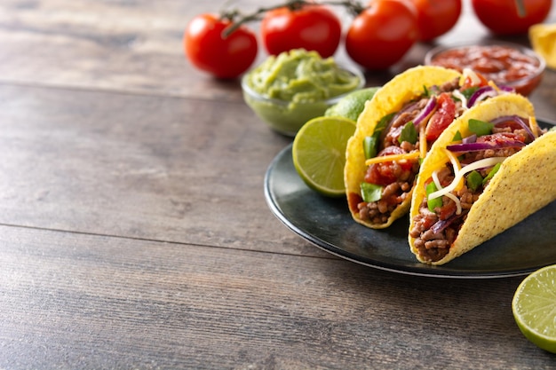 Tradycyjne meksykańskie tacos z mięsem i warzywami na drewnianym stole