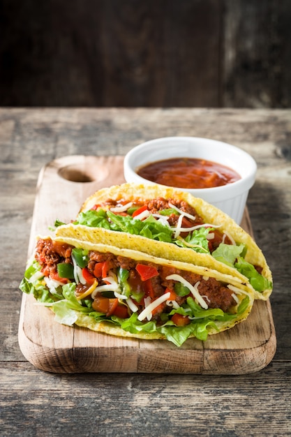 Zdjęcie tradycyjne meksykańskie tacos z mięsem i warzywami na drewnie