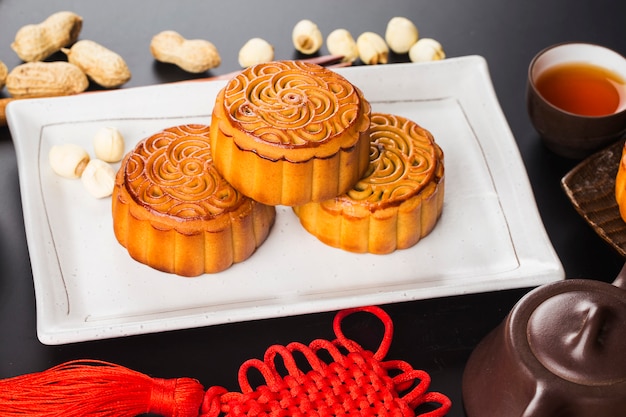 Zdjęcie tradycyjne mooncakes na stole z filiżanką.