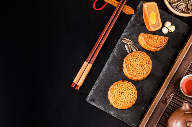 Tradycyjne mooncakes na stole z filiżanką.