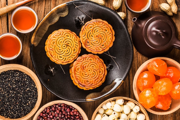 Tradycyjne mooncakes na stole z filiżanką.