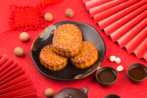 Tradycyjne Mooncakes na stole z filiżanką