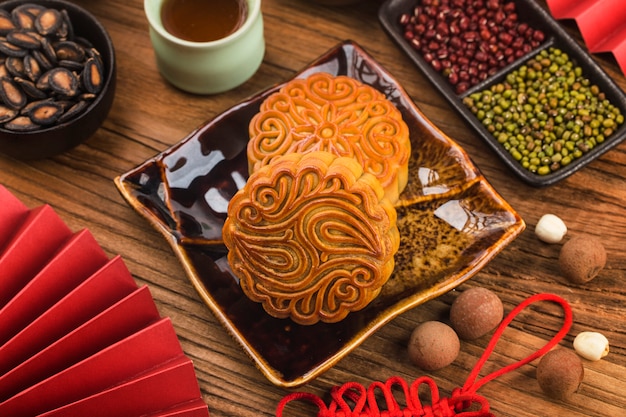 Tradycyjne Mooncakes na stole z filiżanką