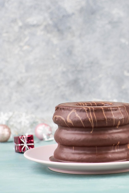 Tradycyjne niemieckie świąteczne ciasto czekoladowe o nazwie Baumkuchen, słodycze w sezonie zimowym