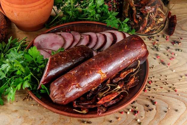 Tradycyjne orientalne jedzenie Geargian, wędliny z mięsa końskiego kuchni gruzińskiej i kaukaskiej.