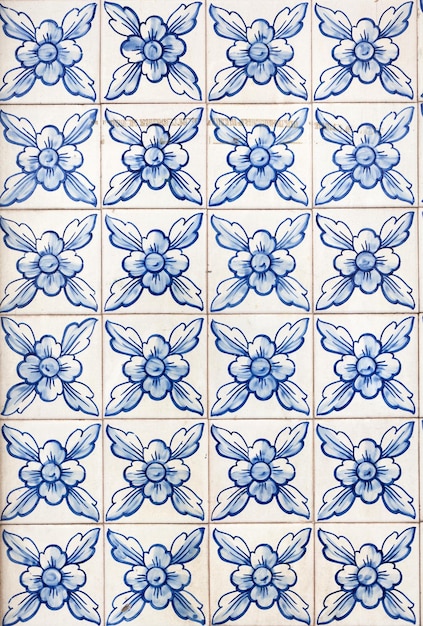 Tradycyjne ozdobne portugalskie płytki dekoracyjne azulejos