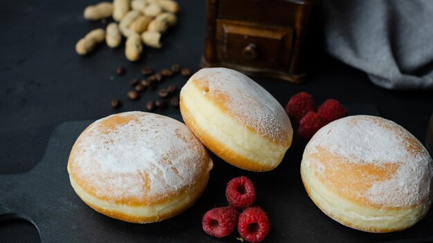 Tradycyjne pączki na ciemnym tle