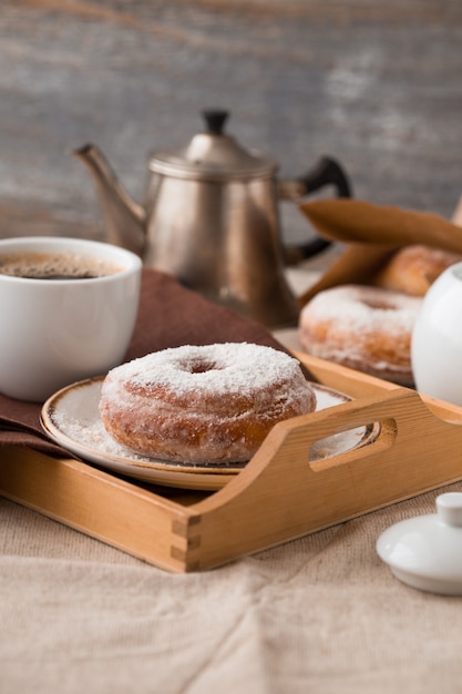 Tradycyjne Pączki Na Drewnie. Smaczne Pączki Z Cukrem Pudrem