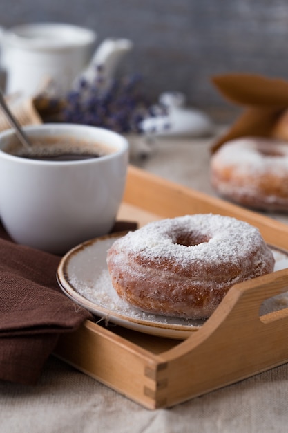 Tradycyjne Pączki Na Drewnie. Smaczne Pączki Z Cukrem Pudrem