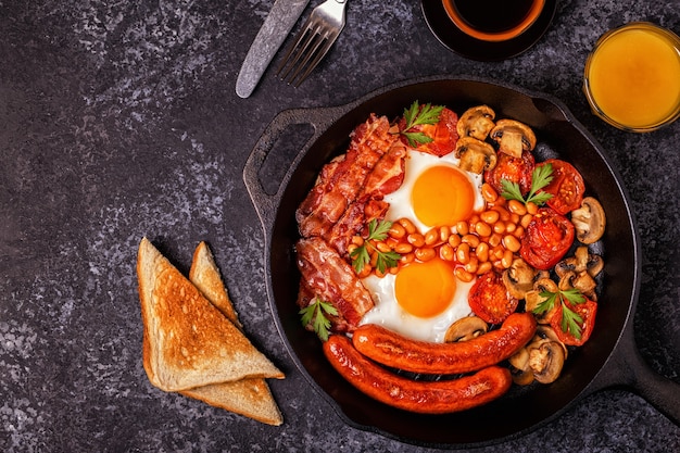 Tradycyjne pełne śniadanie angielskie z jajkami sadzonymi