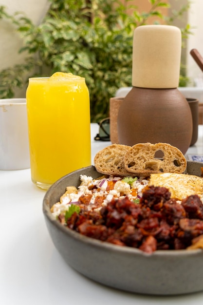 Tradycyjne pełne śniadanie w meksyku z sosami, sokami, patelniami jako gorącymi talerzami w meksyku