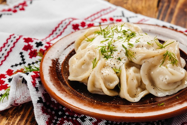 Zdjęcie tradycyjne pierogi i pierogi z ciasta z napełnieniem mięsnym