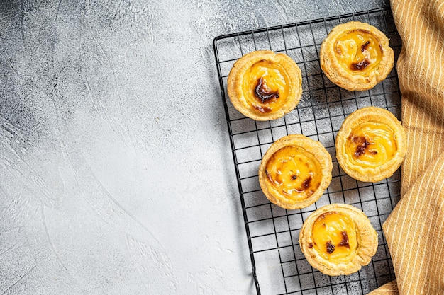 Tradycyjne portugalskie ciasto pastel de nata świeże pieczone białe tło Widok z góry Kopiowanie miejsca