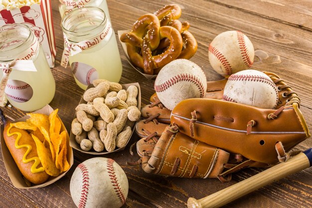 Zdjęcie tradycyjne przekąski dnia gry obejmowały corndog i solone orzeszki ziemne na drewnianej desce.