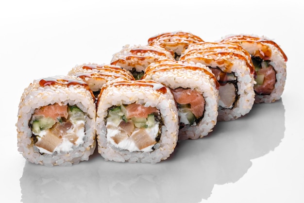 Tradycyjne pyszne świeże sushi roll na białym tle z odbiciem