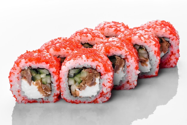 Tradycyjne pyszne świeże sushi roll ustawione na białym tle