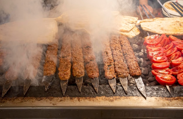 Tradycyjne pyszne tureckie jedzenie Adana kebab podczas gotowania na grillu