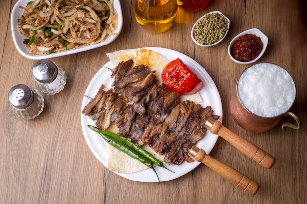 Tradycyjne pyszne tureckie jedzenie; Oltu cag kebabi, doner grilled kebab z kuchni Erzurum