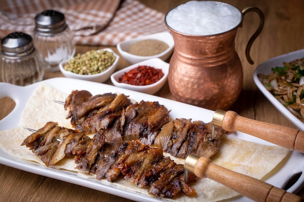 Tradycyjne pyszne tureckie jedzenie; Oltu cag kebabi, doner grillowany kebab z kuchni Erzurum
