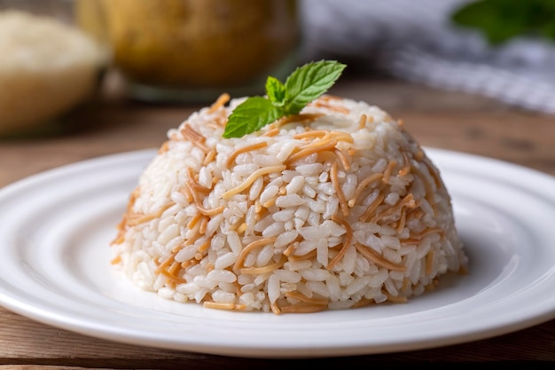 Tradycyjne pyszne tureckie jedzenie; Pilaw ryżowy po turecku (nazwa turecka; Tel sehriyeli pirinc pilavi)