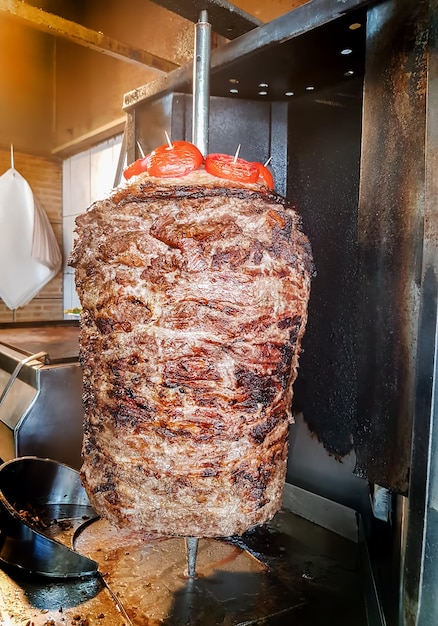 Tradycyjne pyszne tureckie potrawy; Doner kebab, mięso z grilla