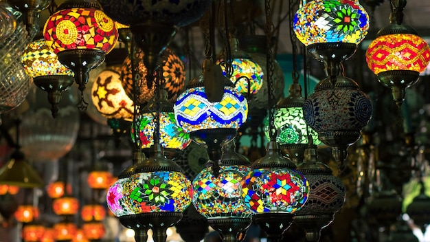 Tradycyjne ręcznie robione tureckie lampy w sklepie z pamiątkami. Mozaika z kolorowego szkła. Lampes orientales au Grand Bazar d'Istambuł - Turquie