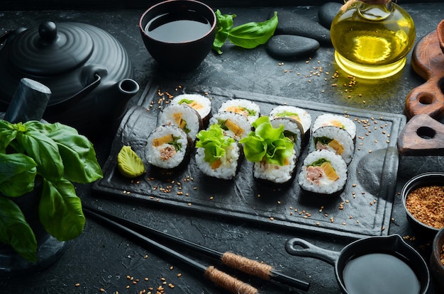 Tradycyjne roladki sushi z tuńczykiem i serem. Kuchnia japońska. Widok z góry.