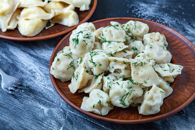 Zdjęcie tradycyjne rosyjskie pelmeni lub ravioli.