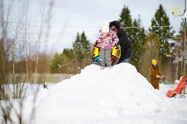 Tradycyjne rosyjskie święto wczesną wiosną. Odwiedzenie zimy. Mardi Gras. Rodzina z dziećmi zimą w parku.