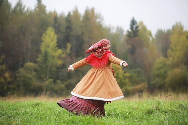 Tradycyjne słowiańskie obrzędy w stylu rustykalnym Latem na świeżym powietrzu Słowiańskie gospodarstwo wiejskie Chłopi w eleganckich szatach