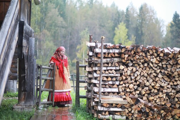 Tradycyjne słowiańskie obrzędy w stylu rustykalnym. Latem na zewnątrz. Zagroda Słowiańska Wieś. Chłopi w eleganckich szatach.