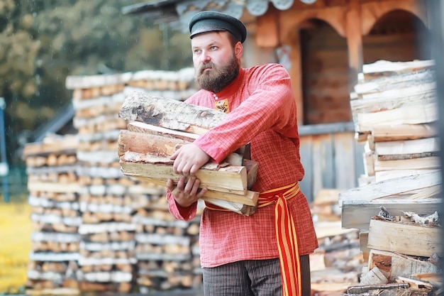 Zdjęcie tradycyjne słowiańskie rytuały w stylu rustykalnym latem na wolnym powietrzu słowiańska wieś chłopi w eleganckich szatach