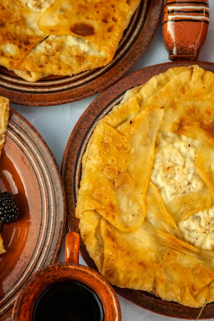 Tradycyjne Smażone Placki Z Rumunii Z Ziemniakami, Serem I Kapustą Rumuńskie Jedzenie