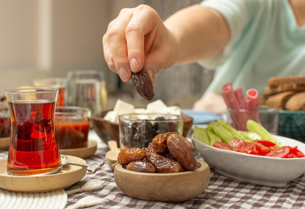 Tradycyjne śniadanie na Bliskim Wschodzie podczas postu w Ramadanie