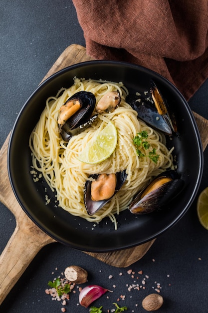 Zdjęcie tradycyjne spaghetti z małże, mięsem i śmietaną