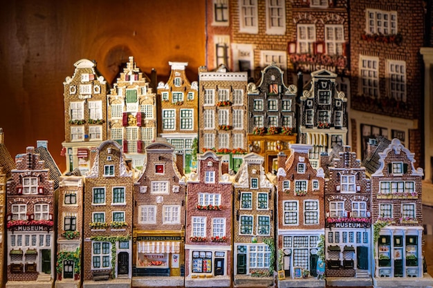 Tradycyjne stare budynki w Amsterdamie w Holandii
