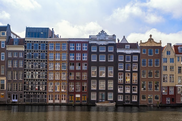 Tradycyjne stare budynki w Amsterdamie