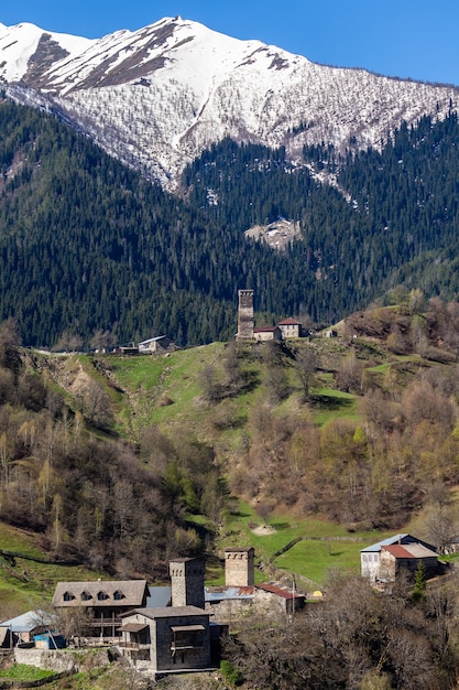 Tradycyjne starożytne wieże Svan w Górnej Swanetii na Kaukazie