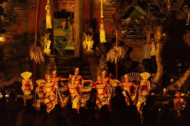 Tradycyjne stroje taneczne dziewcząt Bali Indonezja