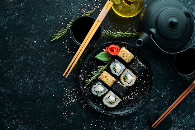Tradycyjne Sushi Czarno-białe z serem krabowym i ziołami Kuchnia japońska Widok z góry
