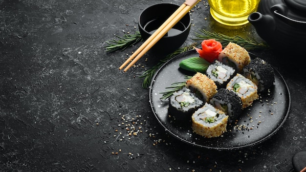 Tradycyjne Sushi Czarno-białe Z Serem Krabowym I Ziołami Kuchnia Japońska Widok Z Góry