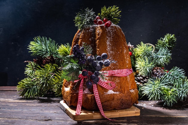 Tradycyjne świąteczne ciasto Panettone Pandoro