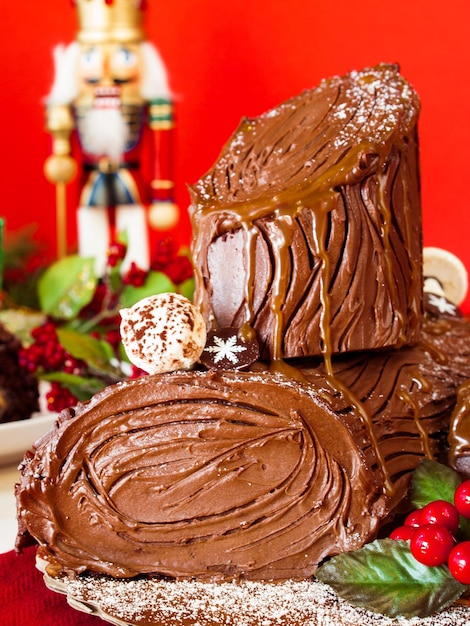 Tradycyjne świąteczne ciasto z bali udekorowane marcepanowymi grzybami.