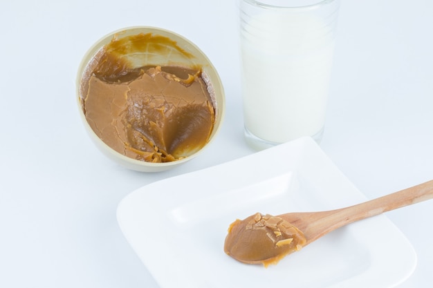 Tradycyjne świąteczne dulce de leche z regionu Valle del Cauca w Kolumbii zwane Dulce de Manjar Blanco zapakowane w pojemnik pochodzenia roślinnego z owoców drzewa totumo