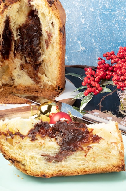 Tradycyjne świąteczne panettone deserowe nadziewane czekoladą.